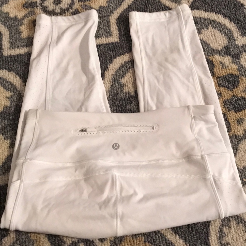 white cropped lululemon leggings